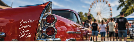 Rode Cadillac-staartvin met chroomwerk, een reuzenrad en publiek op de achtergrond, met de geschilderde regel “American Dreams Never Get Old”