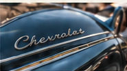 Chromen Chevrolet-belettering op een blauwe flank