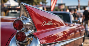 Chromen staartvin van een rode Cadillac